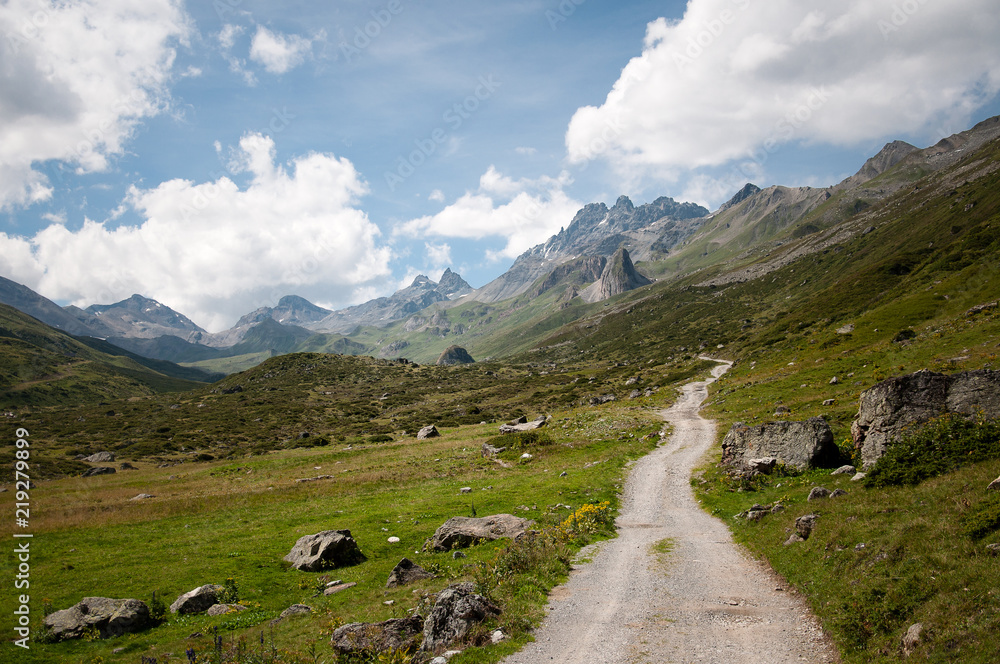 Fototapeta premium Weg zur Heidelberger Hütte, Firmba Tal, Ischgl, Österreich