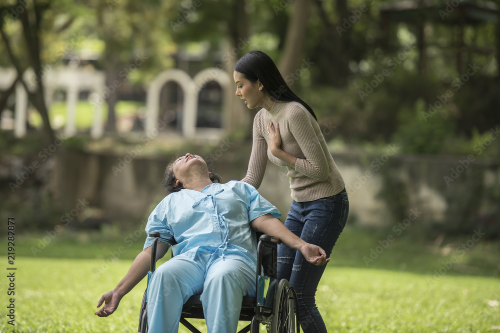 Φωτογραφία The daughter was shocked to see the shock on her mother sitting on wheelchair