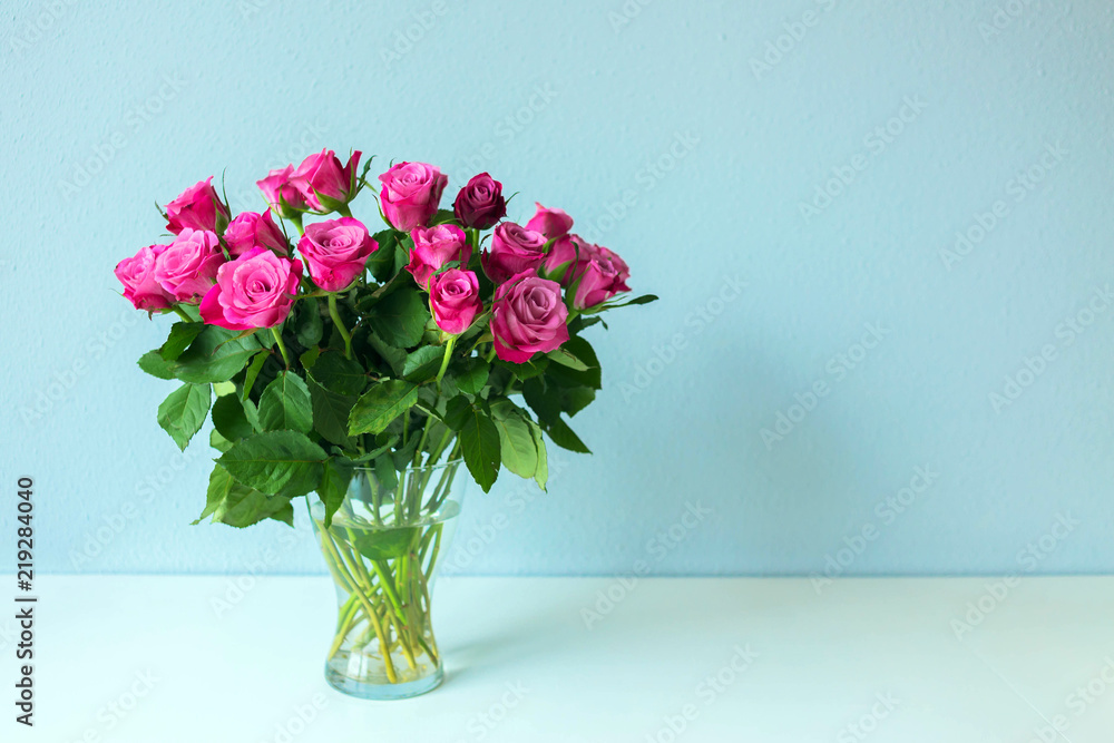 Obraz premium Bouquet of roses is on the table