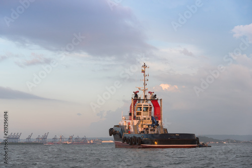Tugboat anchored in the bay of Cartagena with the port in the background. Colombia © EGT