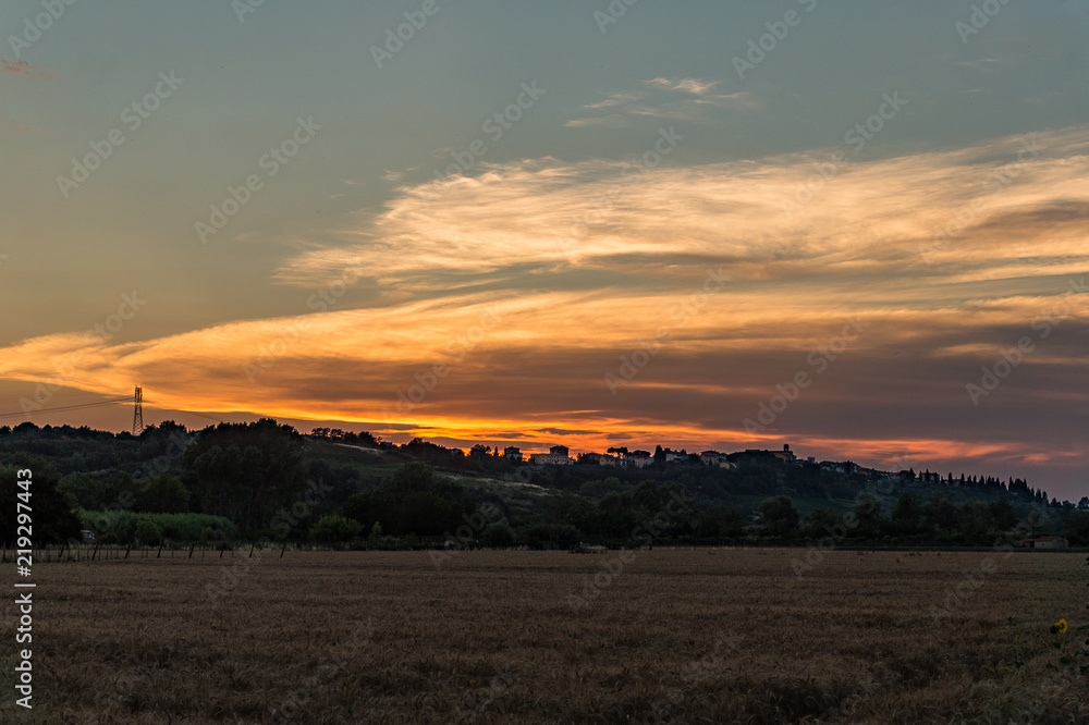 tramonto sul paese di collina