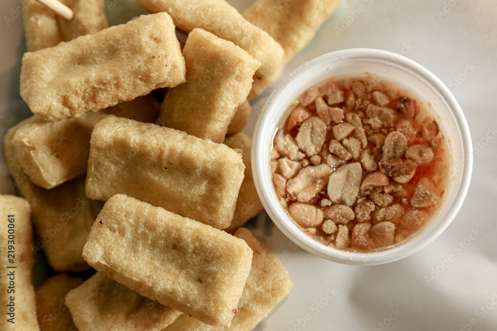 Deep fried tofu in Chinese Vegetarian Festival of street food. foto de ...