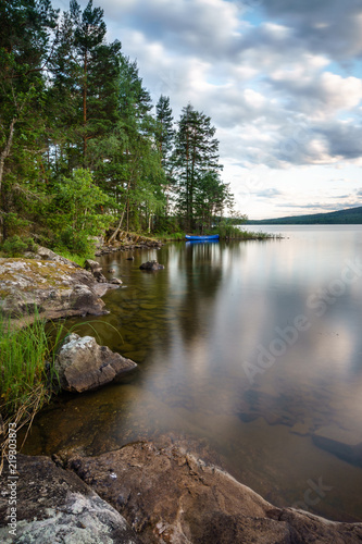 See Ufer mit Kanu, Schweden, Värmland