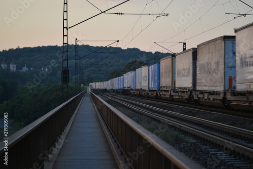 Zug Eisenbahn an der Donau