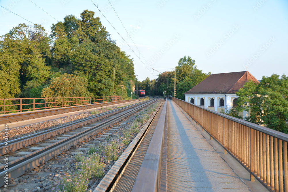 Zug Brücke Donau