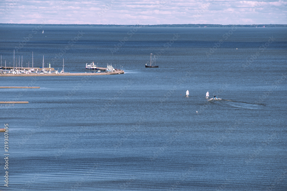 Obraz premium High Angle View Of Sailboat Sailing On Sea Against Sky