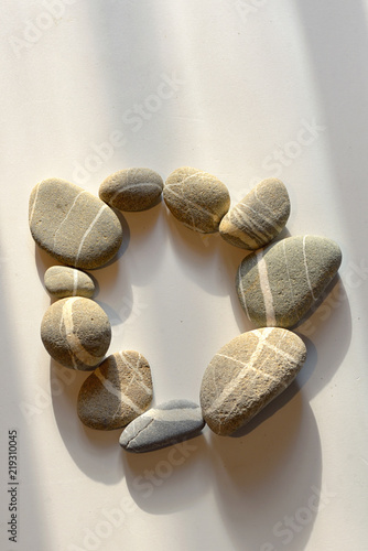 Obraz na płótnie pebble stones circle on white w salonie