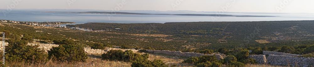Fototapeta premium Croazia: vista panoramica al tramonto della macchia mediterranea e del porto di Gajac, un paesino sperduto sull'isola di Pago nel mare Adriatico settentrionale