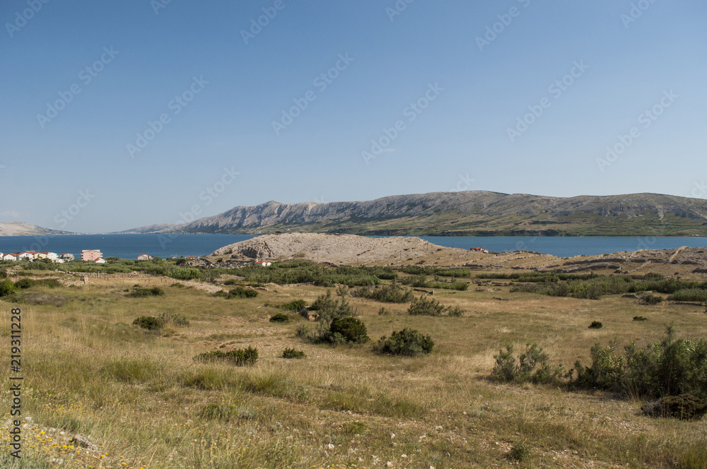 Croazia: vista panoramica sul fiordo e sul villaggio di Metajna, un piccolo paesino sperduto lungo la baia di Pago, sull'isola di Pago nel mare Adriatico