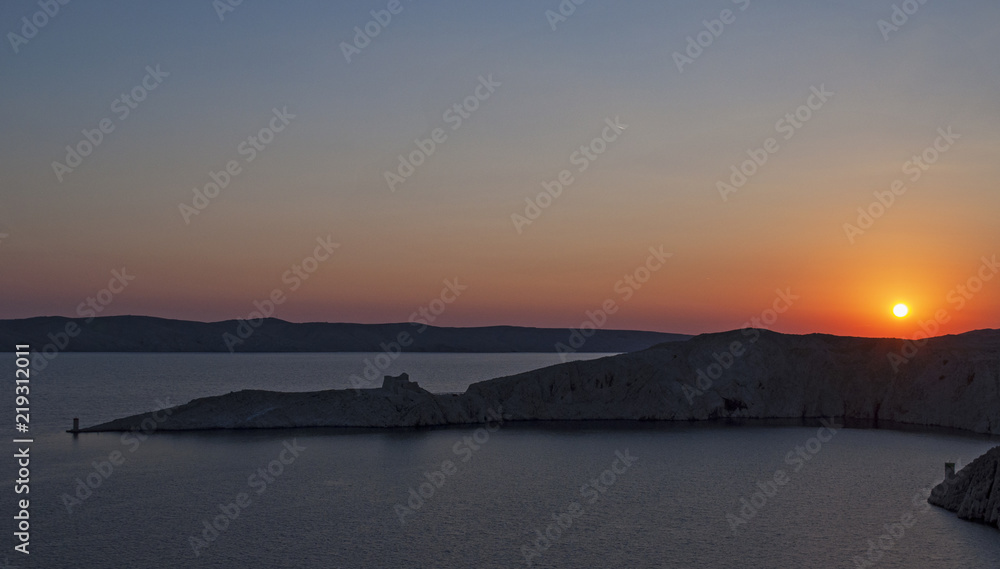 Croazia: vista panoramica al tramonto sull'isola di Pago, la quinta isola della costa croata nel mare Adriatico settentrionale