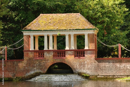 Schilderij op canvas Oriental bridge structure, over river Dour in Russel gardens in Kent UK