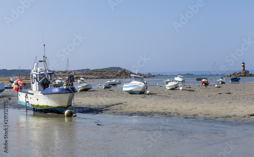 Canvas Print low tide and boats in brittany