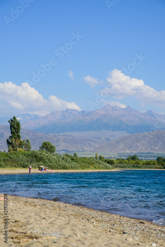 The Issyk-Kul lake with mountains in the background © Лина Дрезналь