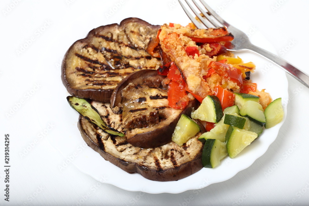 Melanzane grigliate con peperoni e zucchine Stock Photo | Adobe Stock