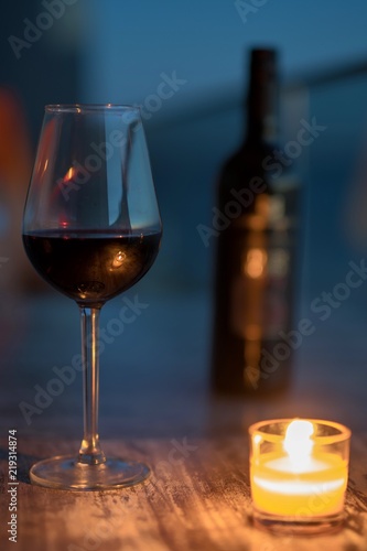 Wein bei Kerzenschein