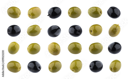 Fotografie Black and green olives isolated on white background