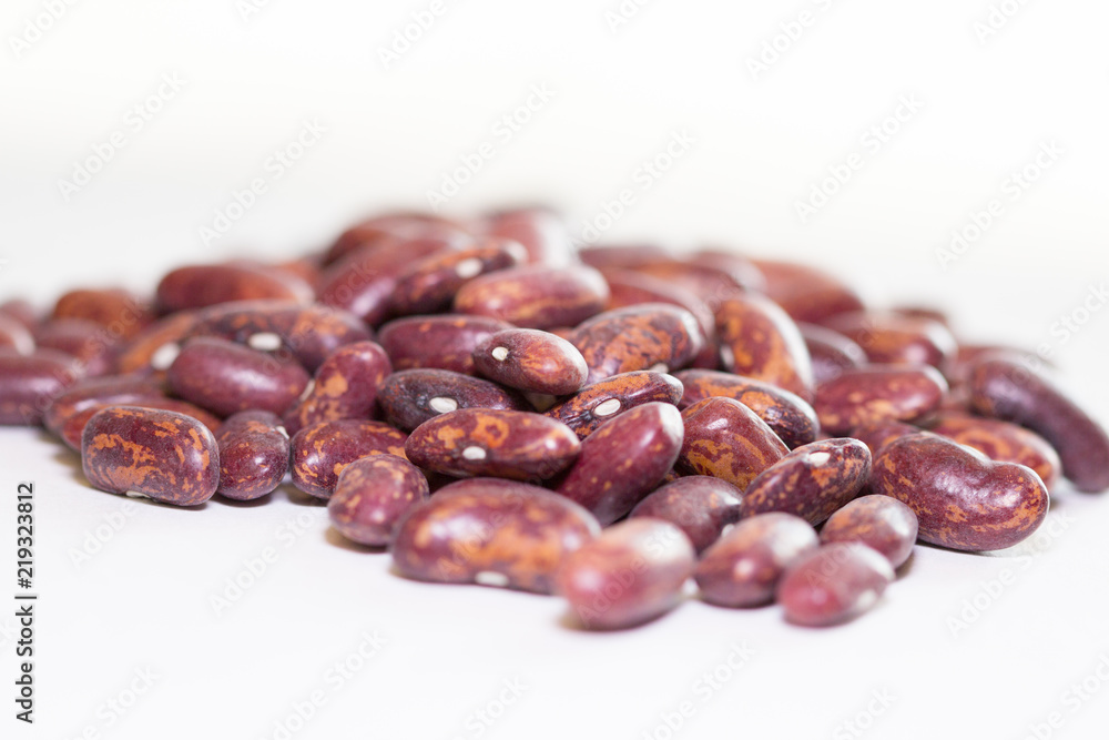 Obraz premium Red kidney beans isolated on white background. Background of red beans. Healthy eating concept. Close up Red beans background, Red beans seeds.