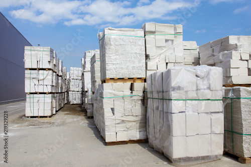 Schilderij op canvas Defective aerated concrete blocks on pallets stored at warehouse
