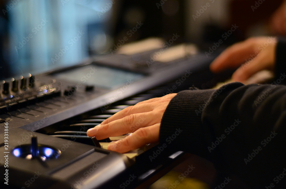 Obraz premium A Man Playing Keyboards