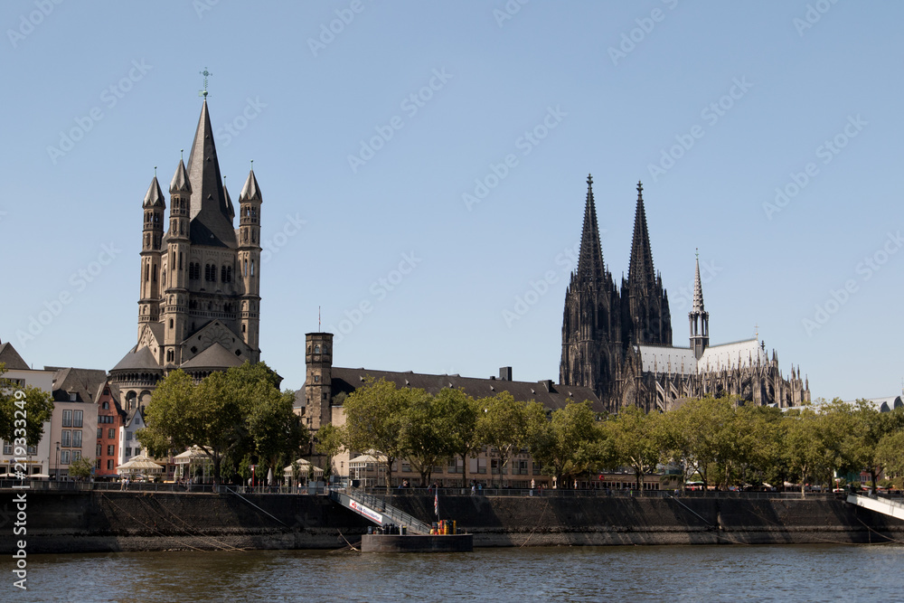 basilika und der kölner dom am flussurfer in nahaufnahme in köln deutschland fotografiert während einer bootstour auf dem rhein mit einem weitwinkelobjektiv basilika und der kölner dom am flussurfer in nahaufnahme in köln deutschland fotografiert während einer bootstour auf dem rhein mit einem weitwinkelobjektiv
