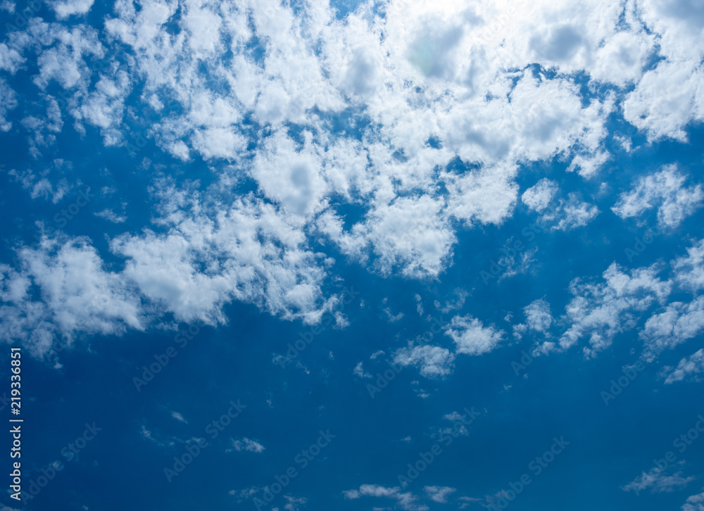 Obraz premium Blue sky background with clouds