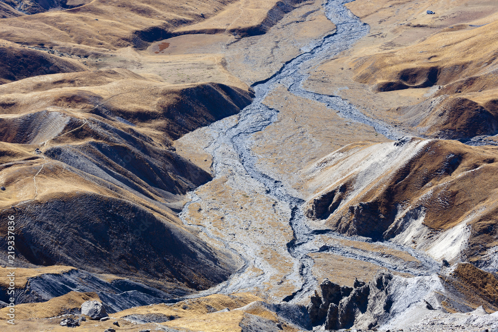 Un lit de rivière de montagne asséché dans le Mercantour