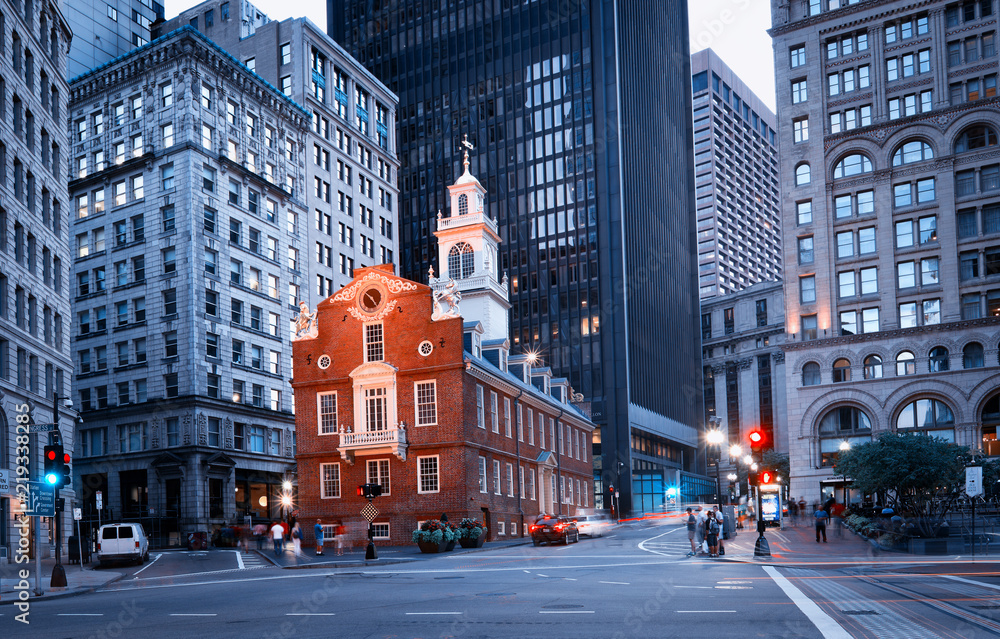 Naklejka premium Old State House w nocy w Bostonie, USA