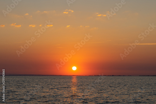 un soleil orange au dessus de la mer © Olivier Tabary