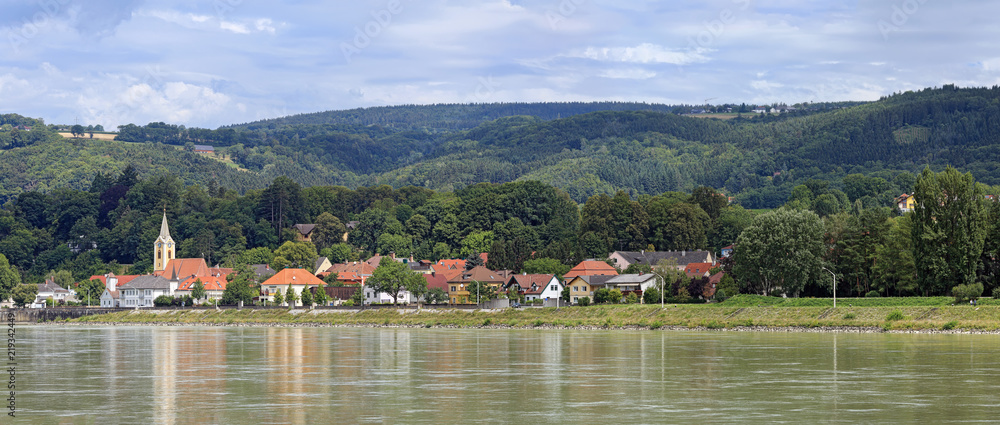 Obraz premium Panoramic view of the town of Persenbeug on the bank of the Danube river. Persenbeug, Lower Austria.