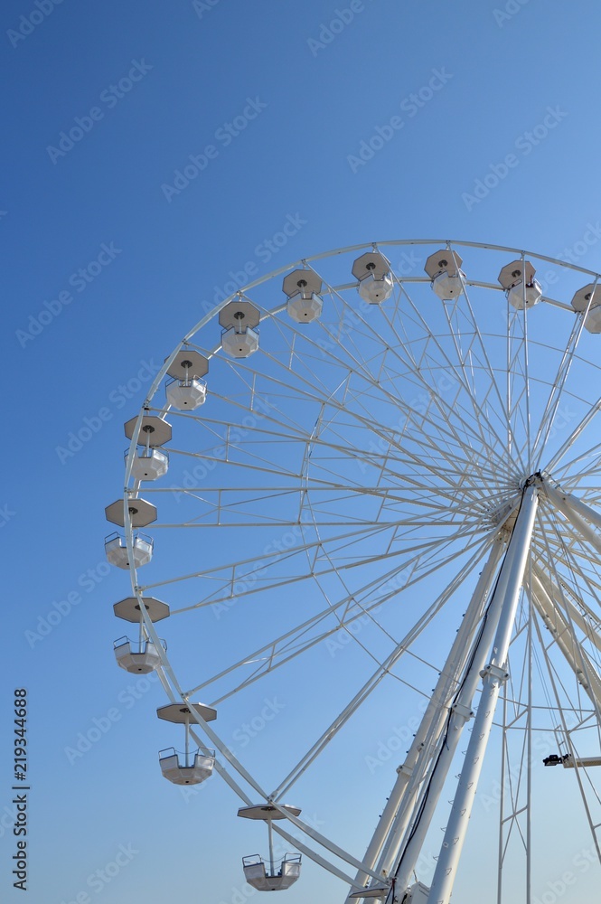 ruota panoramica su cielo blu