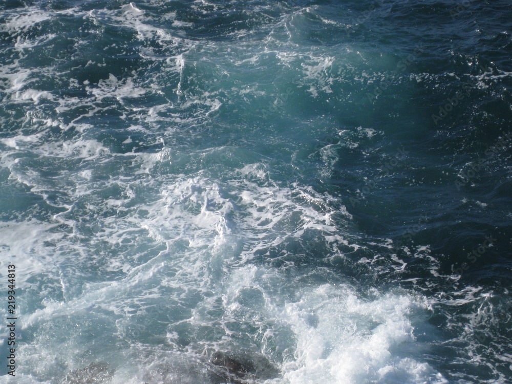 Mar revuelto, con olas y espuma blanca Mar revuelto, con olas y espuma blanca