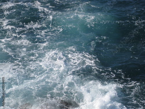 Mar revuelto  con olas y espuma blanca