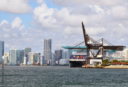 Container ship being off loaded at the Port of Miami with Miami tall building skyline in the background © Wimbledon