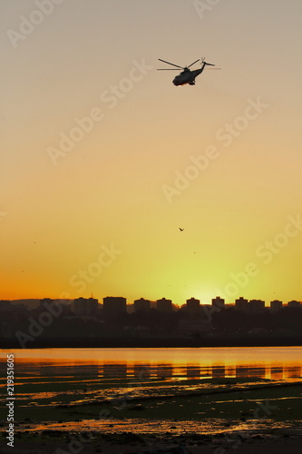Helicóptero sobre la ciudad
