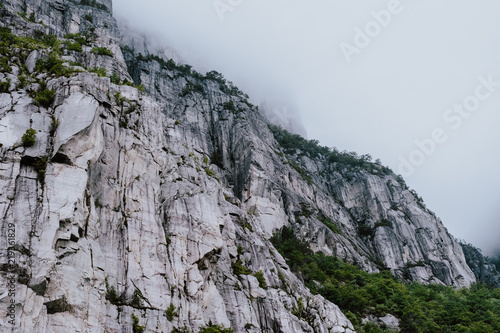 Niebla en el fiordo, Noruega