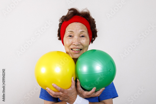ボールを使って運動するシニア女性 © beeboys