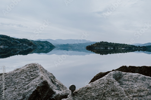 Paisaje en Noruega, lago reflejado