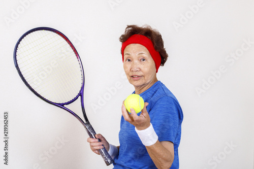 テニスを楽しむシニア女性 © beeboys