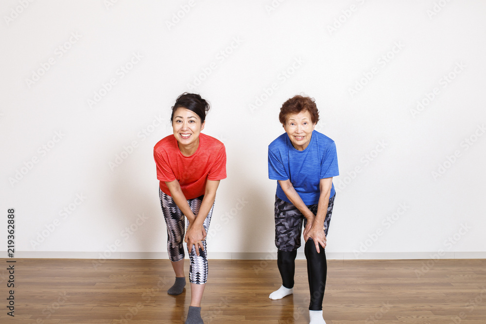 Fototapeta premium 筋力トレーニングをする女性