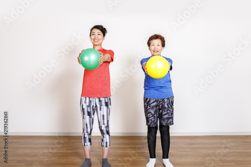 ボールを使って運動する女性