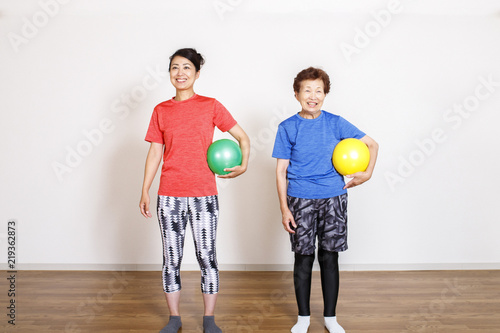 ボールを使って運動する女性