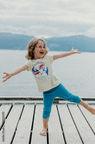Niña bailando en los fiordos de Noruega
