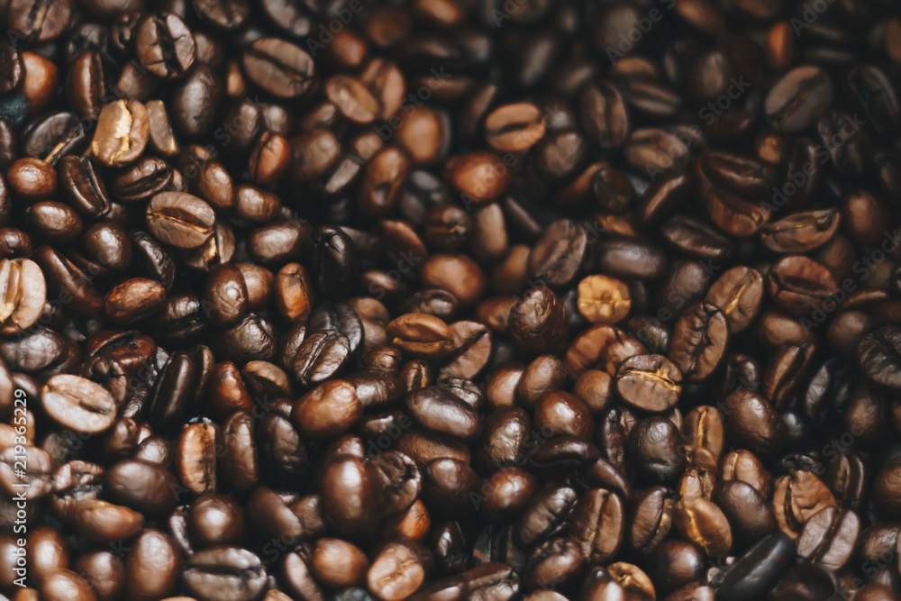 Naklejka premium Roasted coffee bean background as dark tone background.