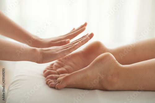 Bild auf Leinwand Feet of woman attending reiki therapy, selective focus