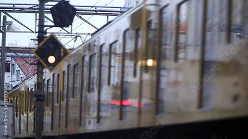 日本の鉄道。点滅する信号を通過する鉄道