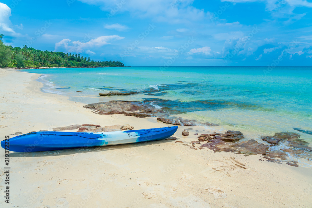 Obraz premium Beautiful Tropical Beach blue ocean background Summer view Sunshine at Sand and Sea Asia Beach Thailand Destinations 