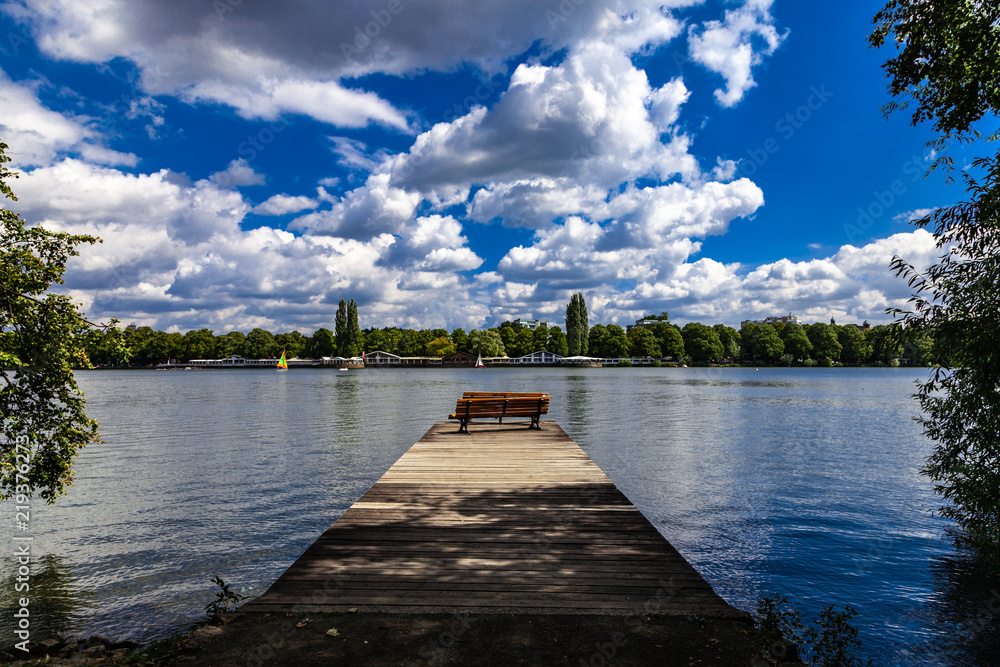 Naklejka premium Seeblick Holzsteg mit Bank am See