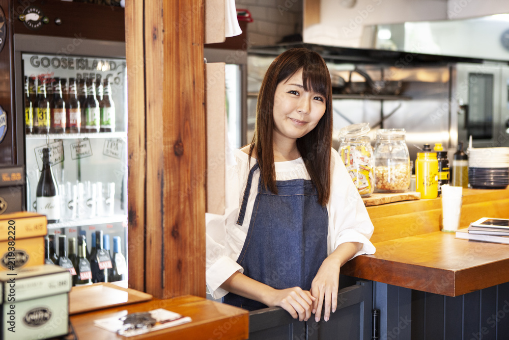オシャレなカフェ店員のポートレート オシャレなカフェ店員のポートレート