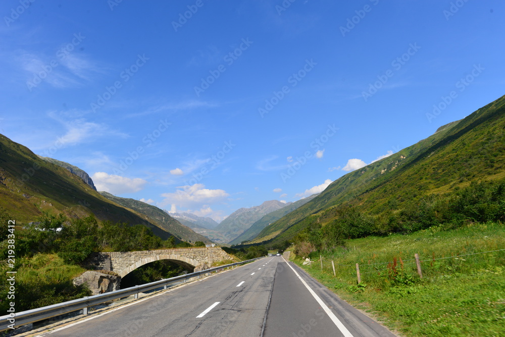 Fototapeta premium Hochgebirgsstrasse zwischen Realp und Andermatt im Kanton Uri