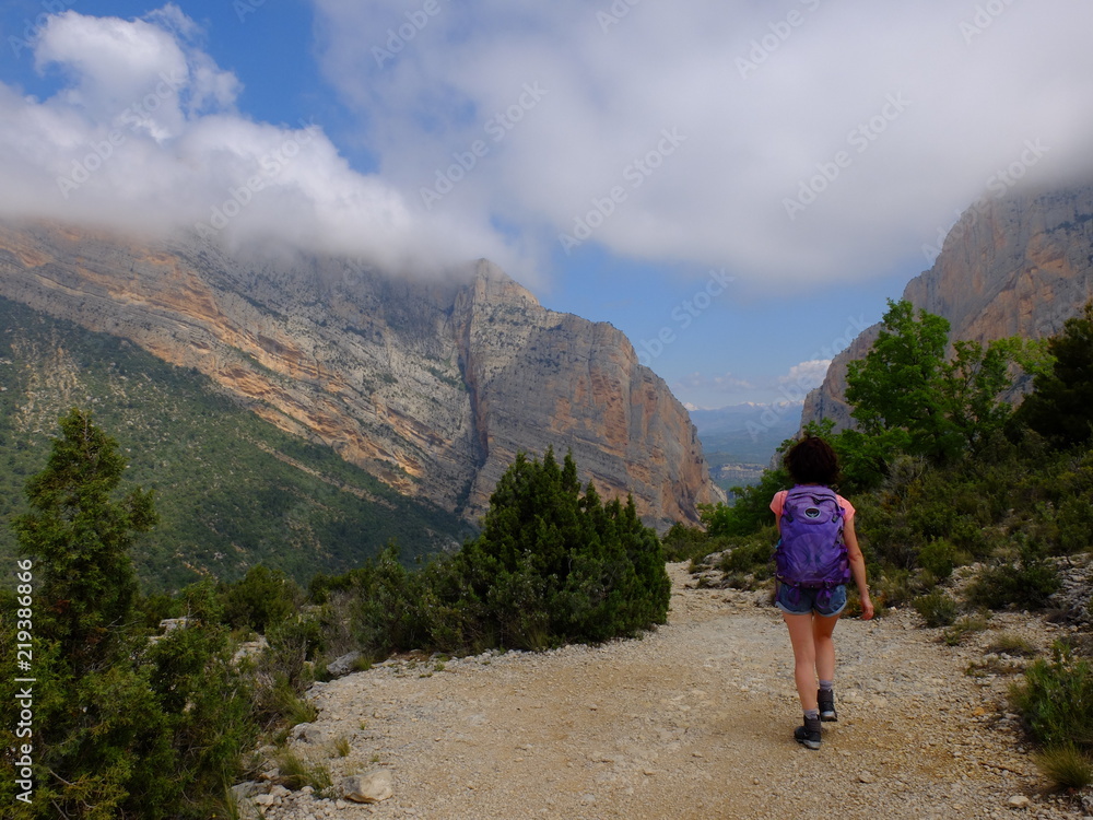 Serra de Montsec en espagne sur chemin vertigineux avec randonneur